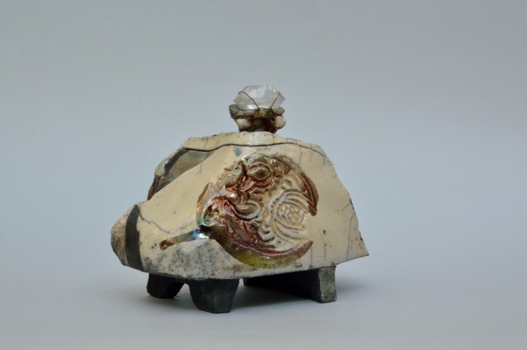 Veicolo, cm 22x19x14, ceramica raku e cristallo di rocca, 2014