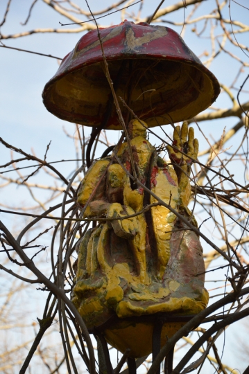 Mano che accoglie mano benedice, ceramica raku e ferro, 2006